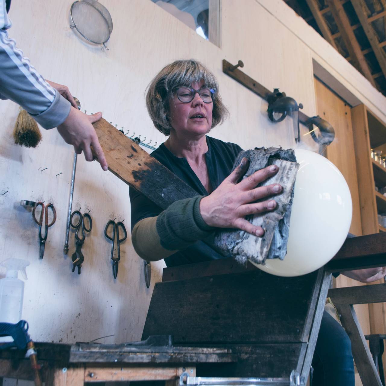 Glaskunstenaar Bibi Smit aan het werk in haar atelier