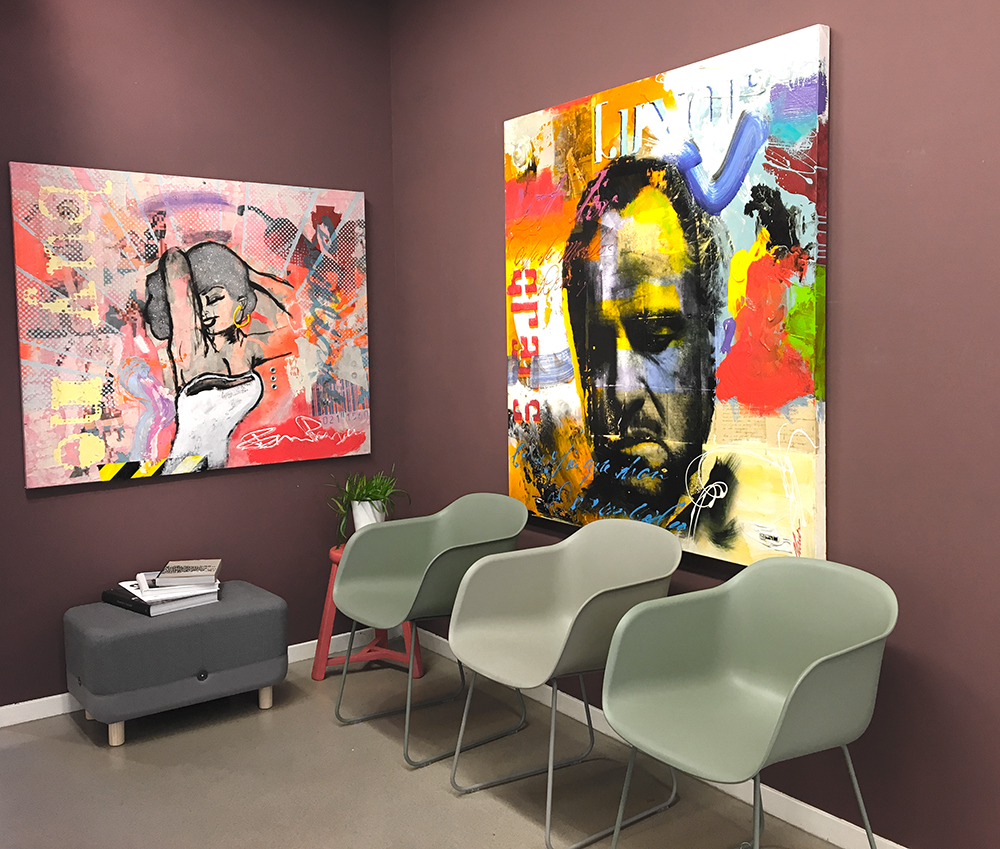 wachtruimte met kunst aan de muur