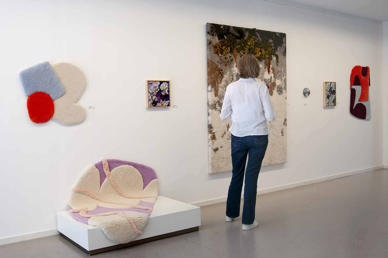 Overzichtsfoto van de tentoonstelling 'De natuur in textiel en glas' in de galerie van Kunst Centrum Haarlem